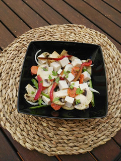 Una foto de Tofu marinado con verduras