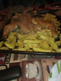 Una foto de Pollo Al Horno Con Mostaza Y Papas Gratinadas