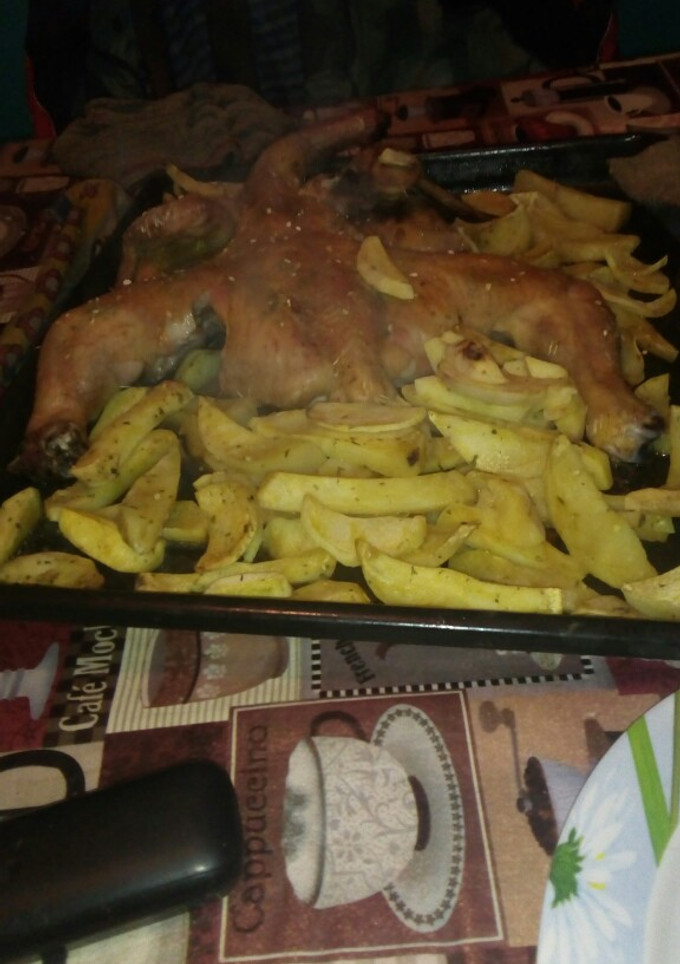 Una foto de Pollo Al Horno Con Mostaza Y Papas Gratinadas