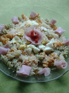 Una foto de Ensalada de pasta con jamón