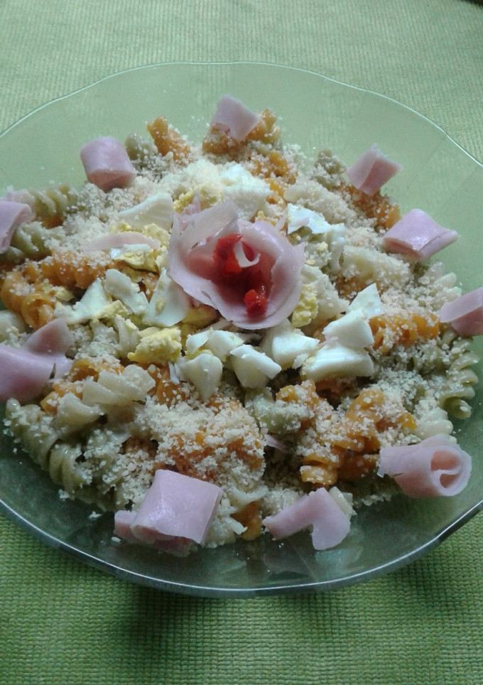 Una foto de Ensalada de pasta con jamón