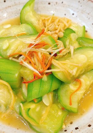 Hình của món Mướp xào nấm kim châm và nấm hạ thảo.