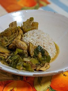 Una foto de Pollo con cardo al curry de cerveza