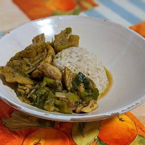 Pollo con cardo al curry de cerveza