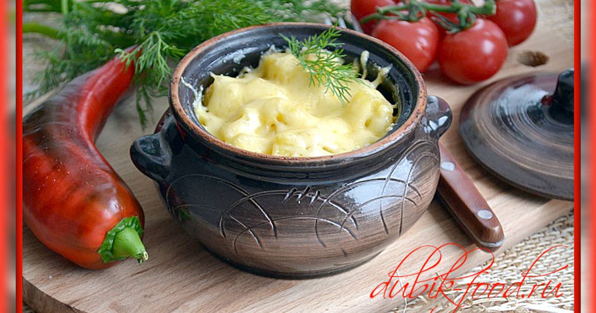 курица в горшочке с сыром. горшочки в духовке с курицей и картошкой и грибами. жаркое в горшочках. филе с картошкой в горшочках. куриный плов в горшочках.
