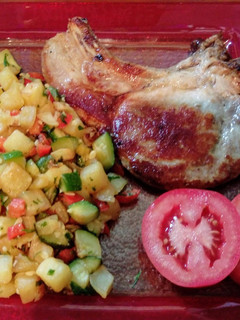 Una foto de Chuletas a la plancha y salteado de verduras