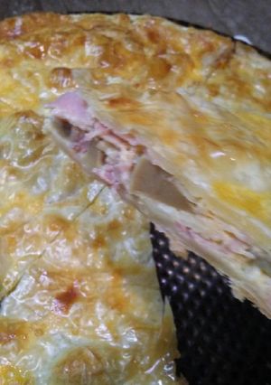 Una foto de Tarta jamón queso y champignon