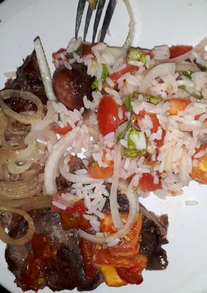 Una foto de Carnes con ensalada