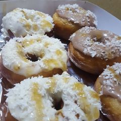 A picture of Milk and chocolate doughnut glazing.