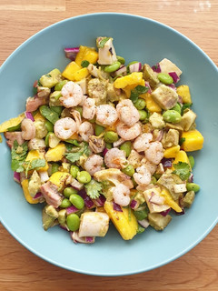 Una foto de Ensalada de edamame, gambas y pota