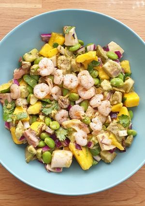 Una foto de Ensalada de edamame, gambas y pota x