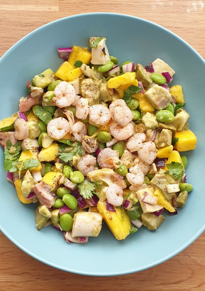 Una foto de Ensalada de edamame, gambas y pota