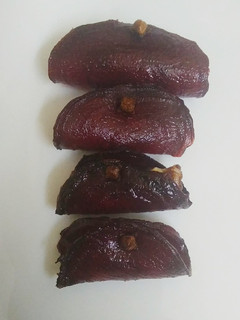 பேரிச்சம்பழம் பீட்ரூட் ரோல் (Peritcham pazha beetroot roll recipe in tamil) செய்முறை முக்கிய புகைப்படம்