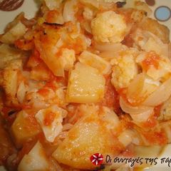 A picture of Roasted cauliflower with tomato and potatoes.