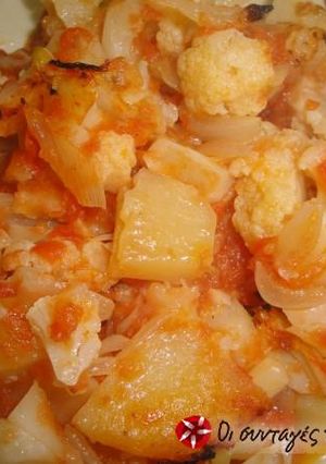 A picture of Roasted cauliflower with tomato and potatoes.