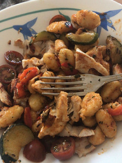 Una foto de Ñoquis con pollo y verduras