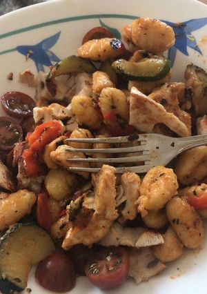 Una foto de Ñoquis con pollo y verduras