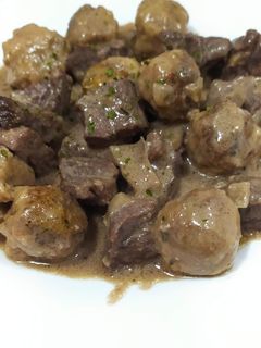 Una foto de Guiso de ternera con repápalos