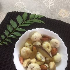A picture of Roasted makhana chiwda.