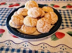 Una foto de Galletitas de limón 🍋 con azúcar flor 🌸