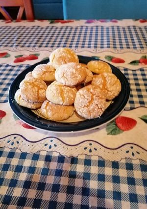 Una foto de Galletitas de limón 🍋 con azúcar flor 🌸