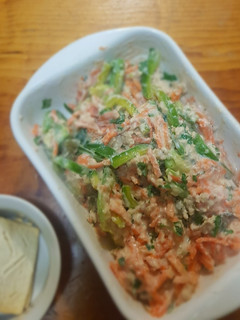 Una foto de Ensalada de salmón con vegetales