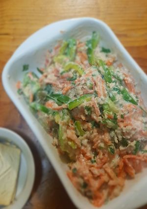 Una foto de Ensalada de salmón con vegetales