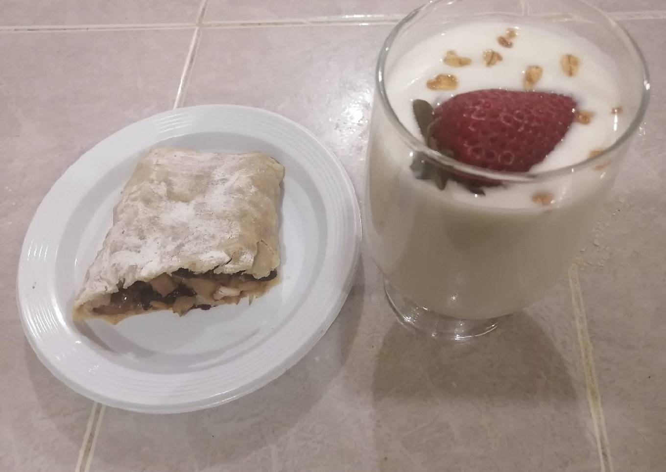 Strudel de manzana acompañado de yogurt