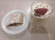 Una foto de relleno de strudel de manzana