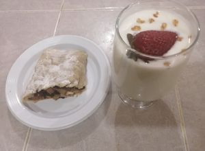Una foto de Strudel de manzana acompañado de yogurt