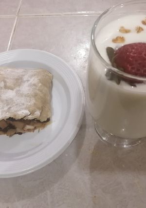 Una foto de Strudel de manzana acompañado de yogurt