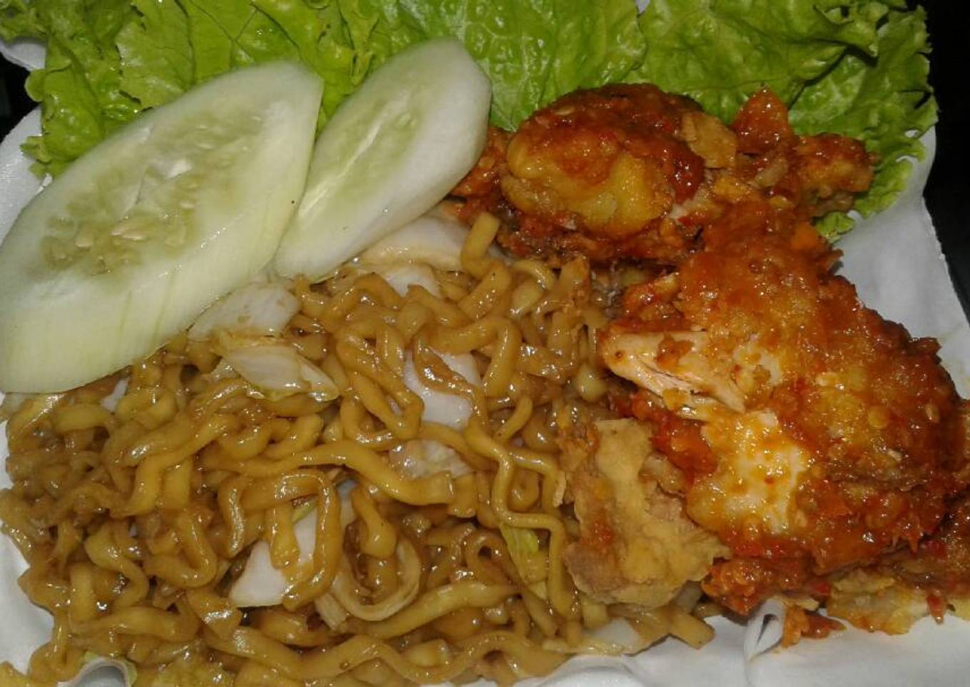 Mie Geprek (Mie + ayam geprek)