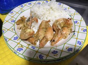 Una foto de Camarones al Mojo de Ajo con Arroz al Vapor