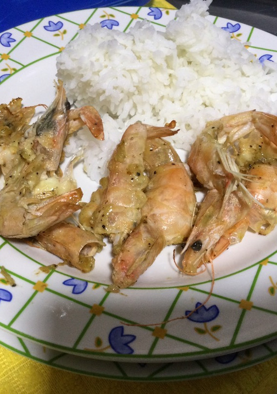 Una foto de Camarones al Mojo de Ajo con Arroz al Vapor