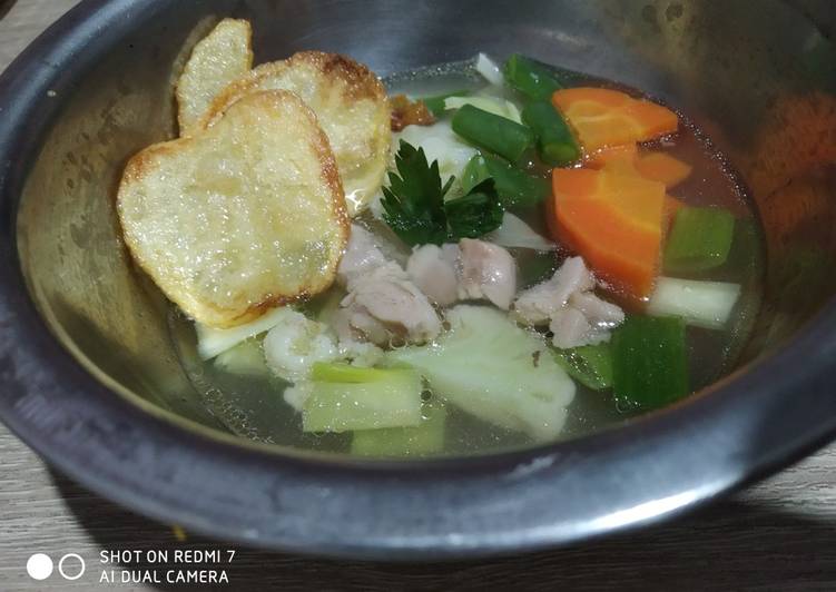 Cara Gampang Membuat Sup Ayam Bening, Enak Banget