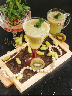 A picture of Kiwi grapes juice 😋😋.