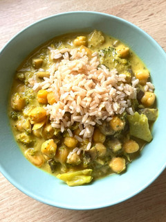 Una foto de Garbanzos con verdura al curry