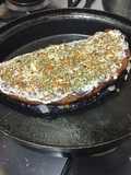 Tortilla tipo omelette de apio rellena de cebolla caramelizada y queso azul