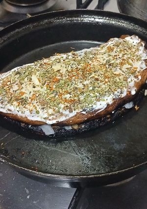 Una foto de Tortilla tipo omelette de apio rellena de cebolla caramelizada y queso azul