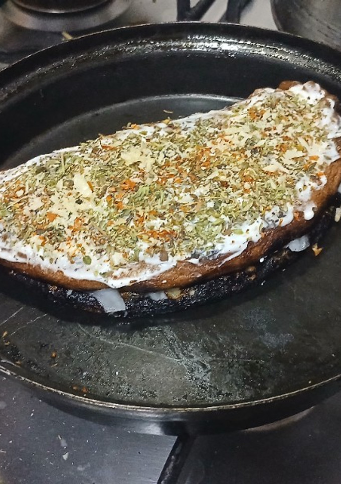 Una foto de Tortilla tipo omelette de apio rellena de cebolla caramelizada y queso azul