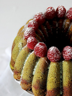 Una foto de Bundt cake de pistacho y frambuesas