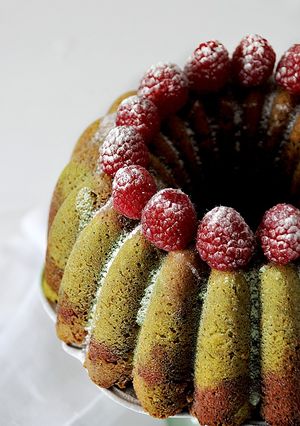 Una foto de Bundt cake de pistacho y frambuesas