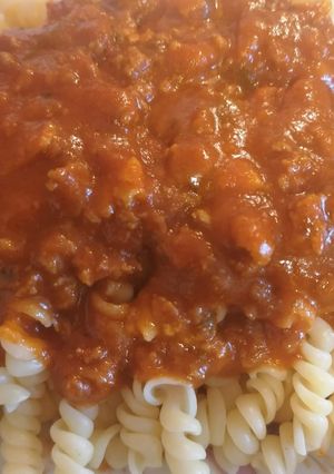 صورة لوصفة معكرونة لولبية بصوص الطماطم