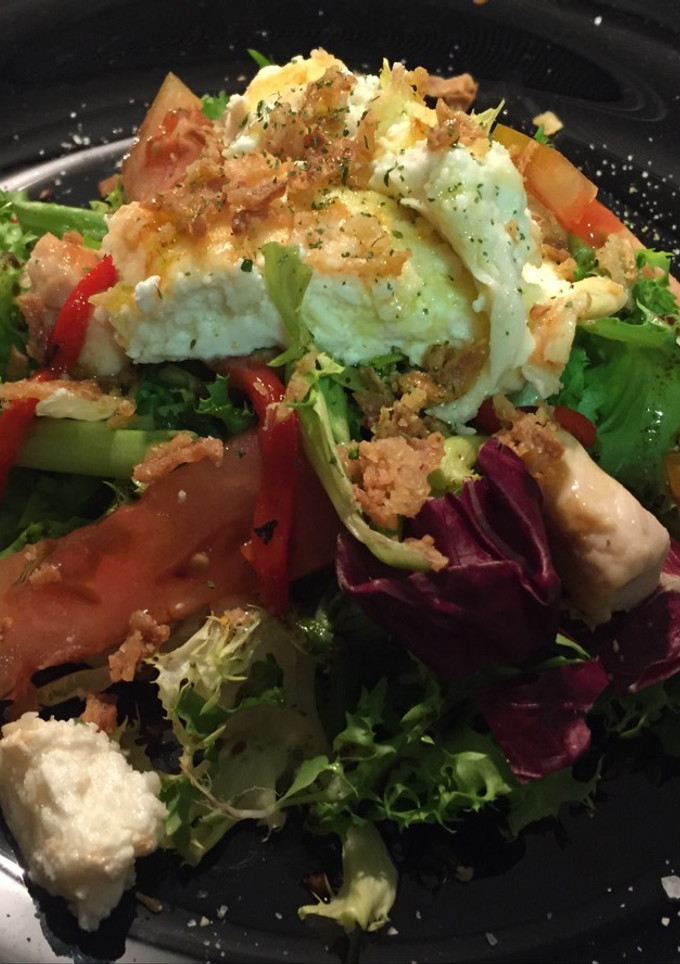 Una foto de Ensalada templada de queso de cabra