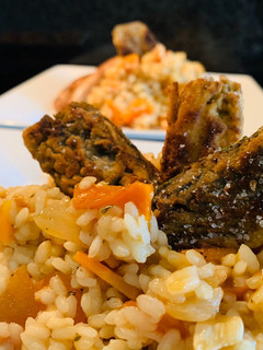 Una foto de Arroz con zanahoria y crujiente de alcachofa
