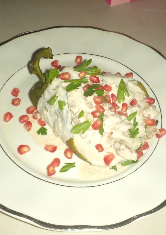 Una foto de Chiles en nogada