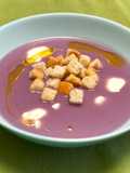 Vellutata di cavolo viola con crostini e gocce di formaggio