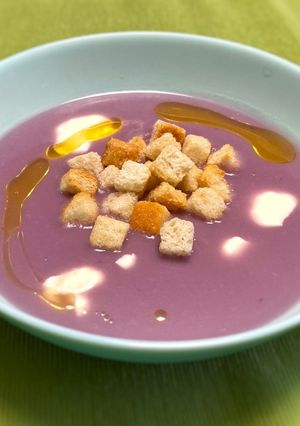 Foto di Vellutata di cavolo viola con crostini e gocce di formaggio
