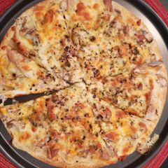 A picture of Chicken and Herb White Pizza with garlic sauce.