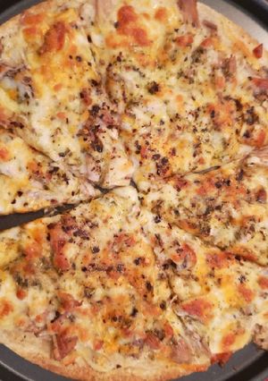 A picture of Chicken and Herb White Pizza with garlic sauce.